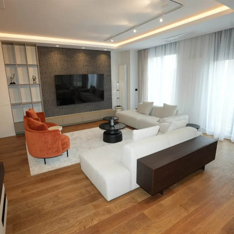 Lux penthaus sa dve garaze+krovna terasa (140m2)