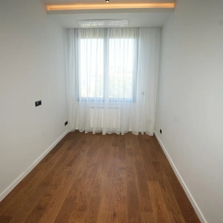 Lux penthaus sa dve garaze+krovna terasa (140m2) (8)