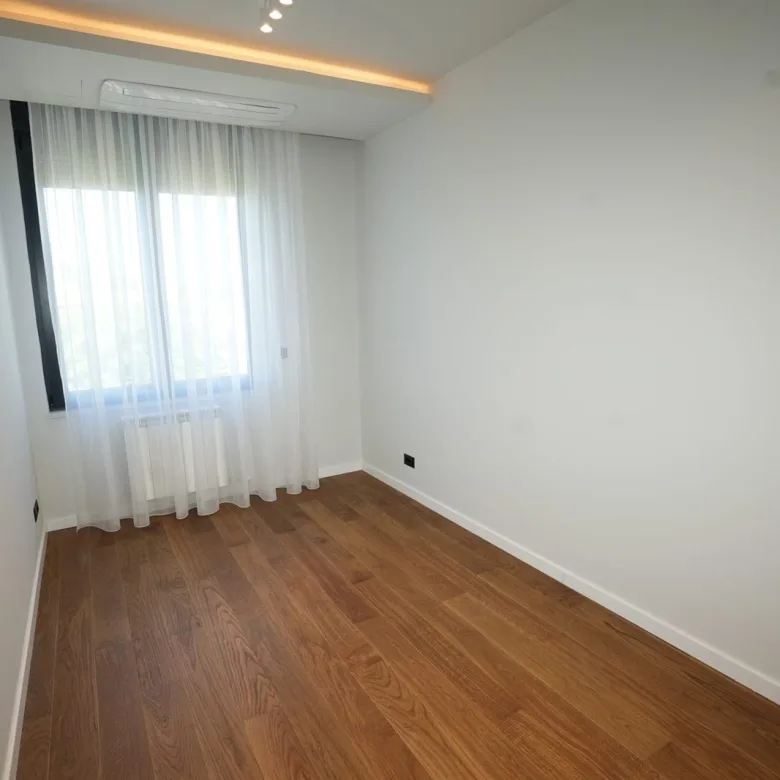 Lux penthaus sa dve garaze+krovna terasa (140m2) (10)