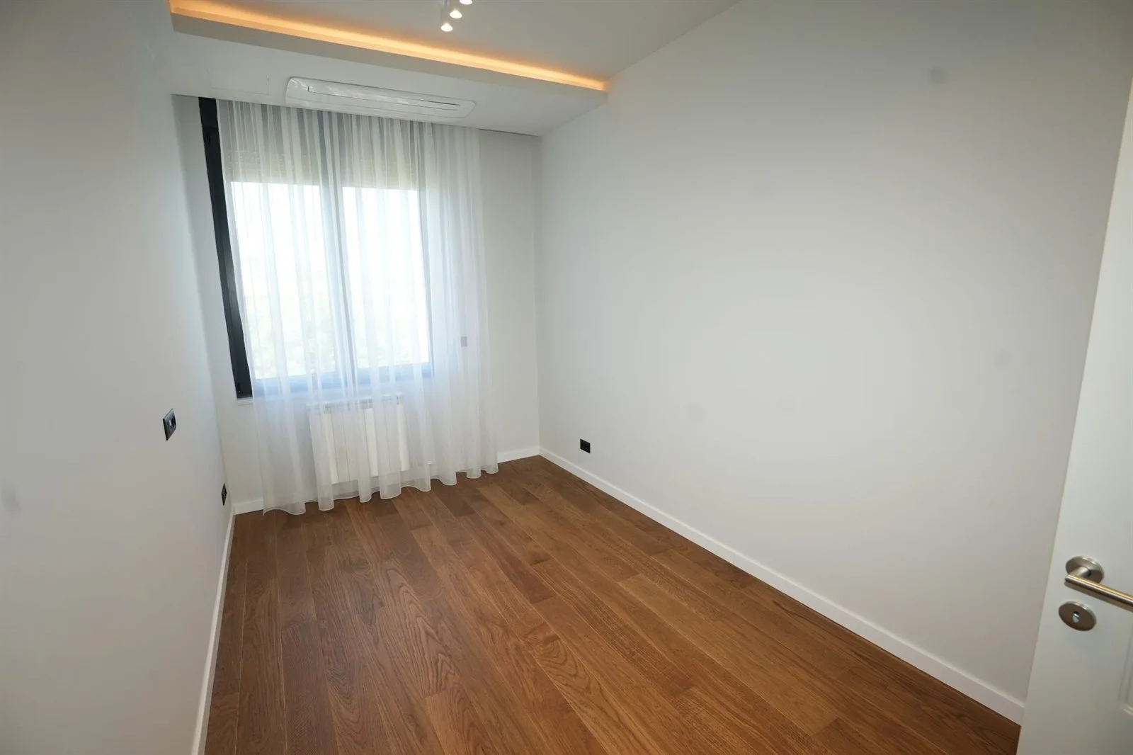 10 Lux penthaus sa dve garaze+krovna terasa (140m2) (10)